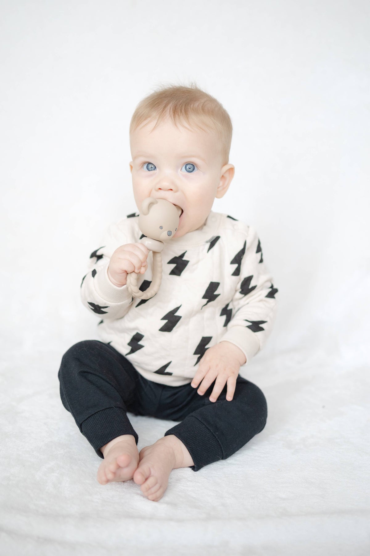 Itzy Ritzy - Shake & Smile Silicone Rattle Teether
